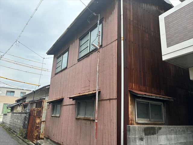 周南市の方へ｜強風でトタン外壁がめくれ・剥がれたら早急にご対応を